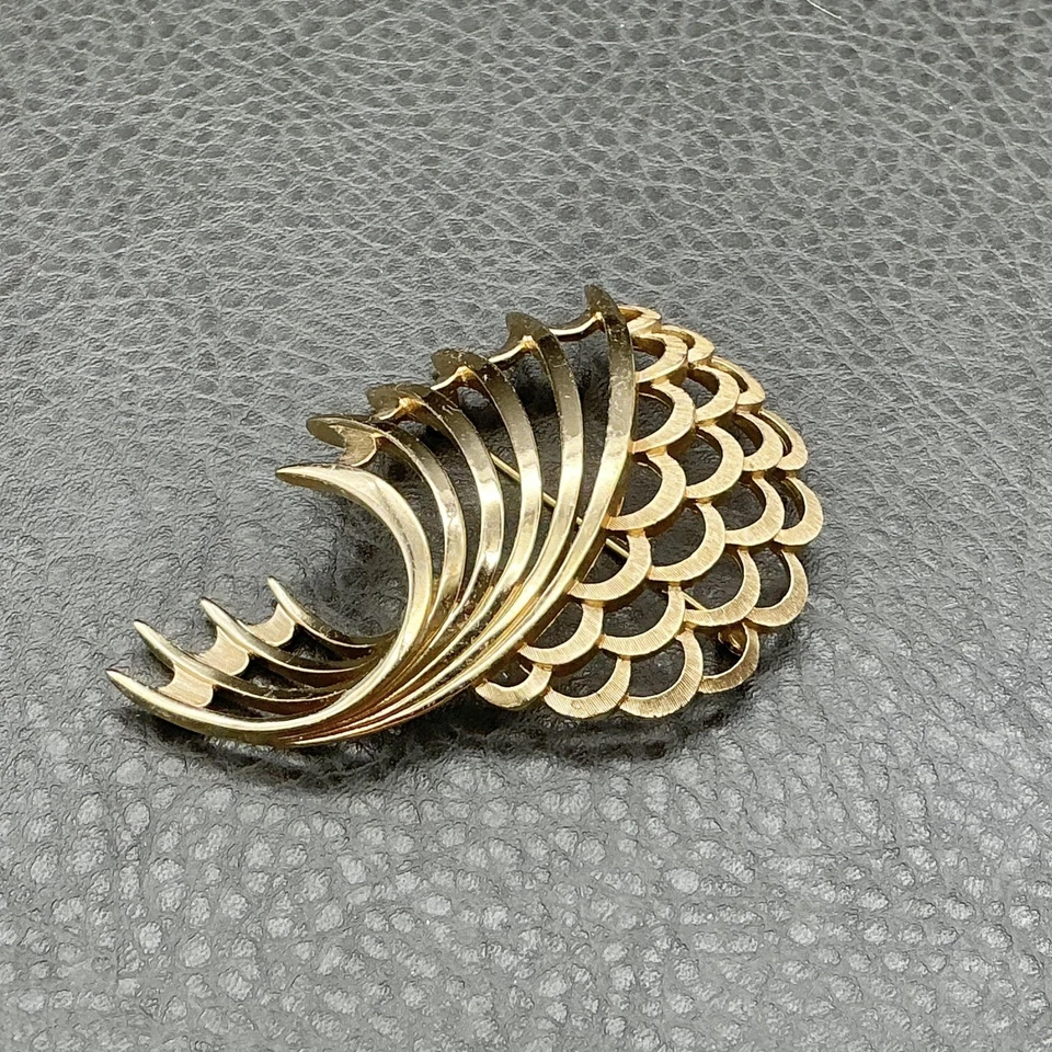 Broche Trifari Vintage Tono Dorado Metal Naturaleza Abanico Concha Diseño Vieira 2.25" Foto 4 de 4