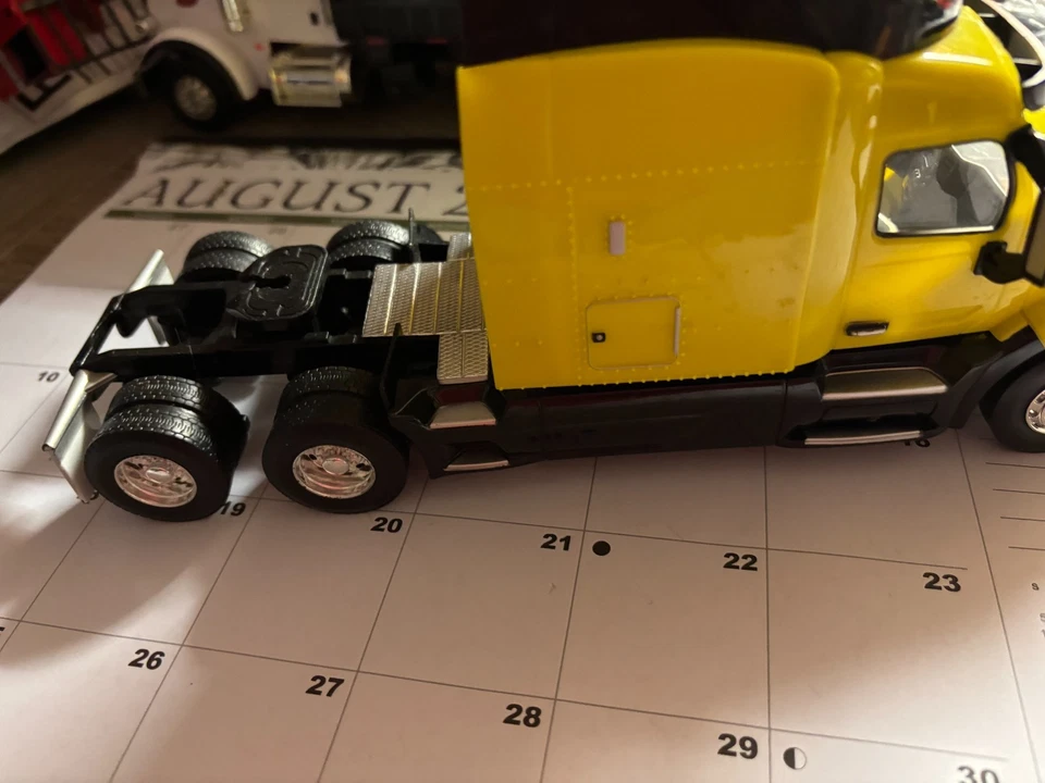 1/32 ERTL PETERBILT 579 DAY CAB SEMI TRACTOR,  NO PACKAGING # B 533 - Image 2 of 4