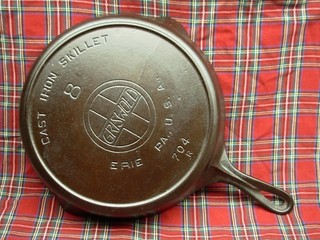VTG GRISWOLD # 8 LARGE SLANT LOGO FULLY MARKED 704 R CAST IRON SKILLET SITS FLAT
