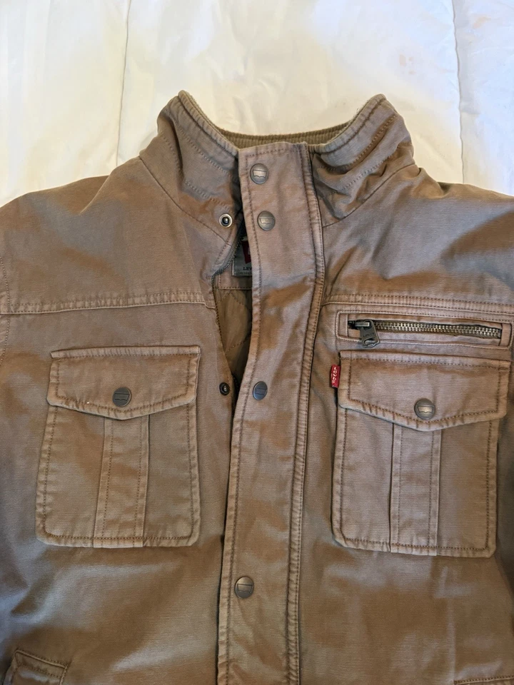 Chaqueta utilitaria de lona marrón forrada con cremallera completa bolsillos a presión abrigo de campo Levi’s para hombre Foto 4 de 4