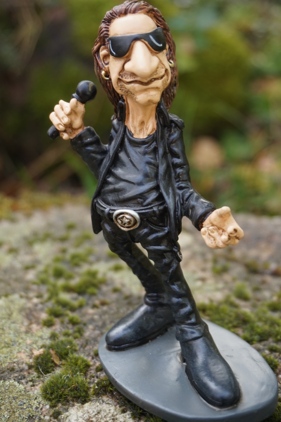 Figurine Bono U2 caricature de chanteur Warren Stratford, statuette en résine