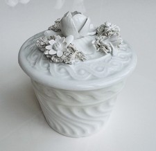 Porzellan Deckeldose Blumenrelief Vintage Made in Italy 9 cm Blütendekor Sammler