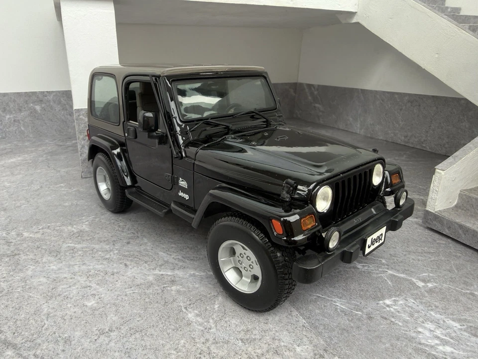 Jeep Wrangler 1/18 Maisto - Immagine 4 di 4