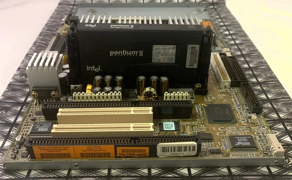 COMPAQ P/N 320458-101 Slot 1 System Board with Intel Pentium II and RAM - Image 2 of 4