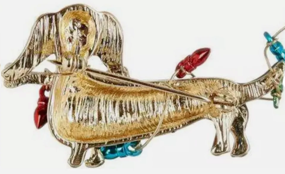 БРОШЬ ДЛЯ СОБАКИ WEINER ЧЕРНАЯ ЭМАЛЬ ТАКСА С КОСТЬЮ И ГИРЛЯНДОЙ ОГНЕЙ - Изображение 2 из 4