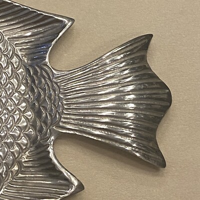 Très beau plat vintage rare en forme de poisson bois et métal argenté
