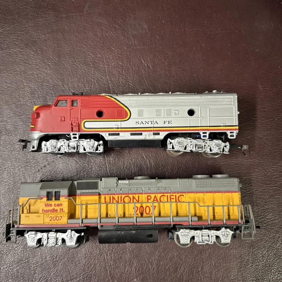 HO Scale Life Like Union Pacific 2007 & Santa Fe 20797 Diesel Locomotives - Image 3 of 4