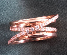 ROSE GOLD PLATED CROSSOVER RING SET WITH SPARKLY DIAMONTE STONES. SIZE N