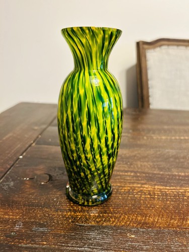 Jarrón de vidrio soplado a mano verde oscuro y amarillo tipo nailsea estilo brote delgado alto brillo - Imagen 3 de 11
