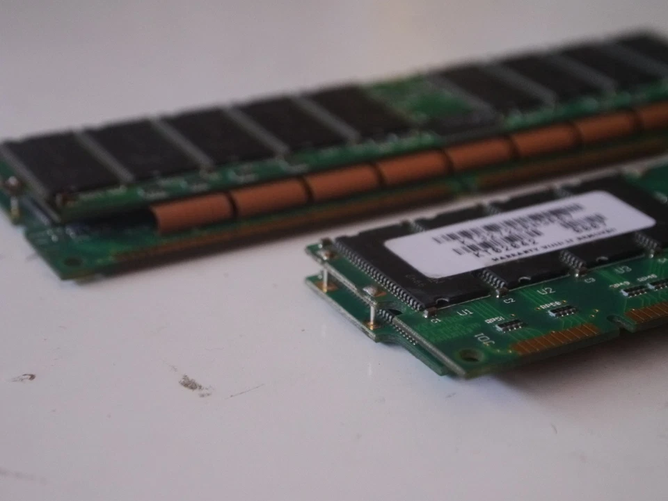 512MB lot of 2x Crucial CT32M72S4R75 256MB 133MHz PC133 ECC Registered DIMMs - Image 3 of 4
