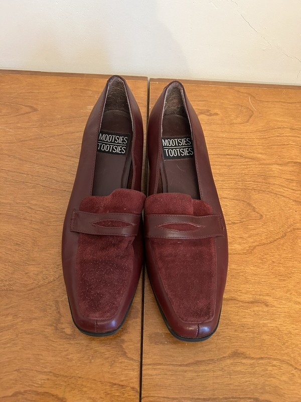 Mootsies Tootsies burgandy wine suede & Leather loafer, size 7