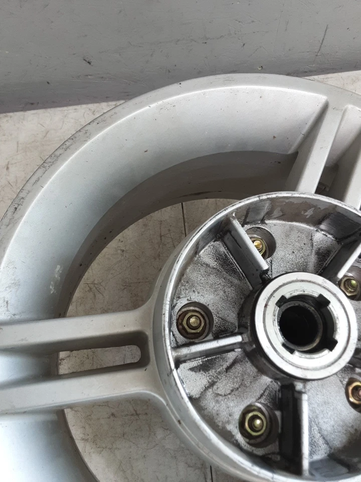 10 10-12 Can Am Can-Am Spyder RT 2010 llanta trasera recta raspada Foto 4 de 4