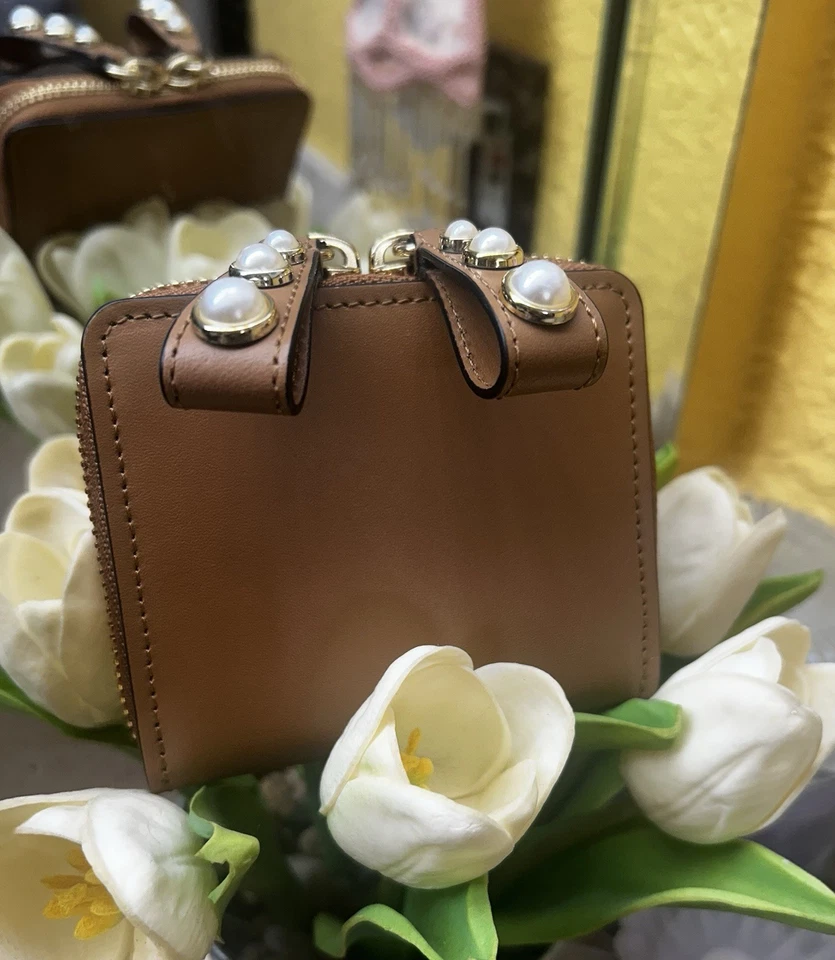 全新无标签 Zac Posen Eartha 拉链小号皮革钱包 带珍珠口音 骆驼 — 第 2/4 张图片