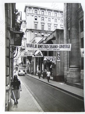 Havanna Kuba Straßenszene kubanisch-sowjetisches Freundschaftsbanner Oldtimer um 1960 Foto