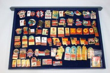 Coca-Cola PIN Konvolut #28 SAFE box 67 Pins Sport Olympia NFL Fussball Rodeo