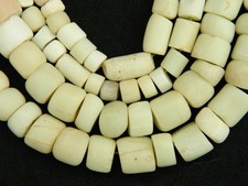 KYRA COMME NEUF - Perles anciennes en VERRE de commerce VENITIEN (de 80 à 99 par brin) SAHARA