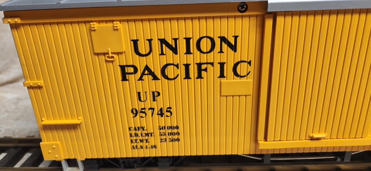 LGB 4067-A01 G Scale Union Pacific Boxcar w/Plastic Wheels #95745