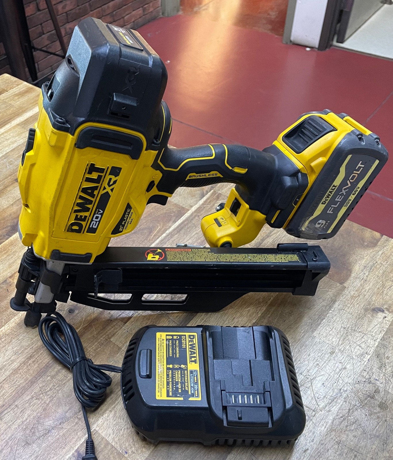 DEWALT DCN920 20V MAX XR 21&deg; CORDLESS FRAMING NAILER W/ BATTERY AND CHARGER !!!