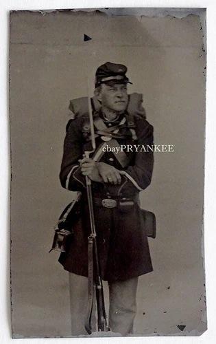 ANTIQUE Vintage US UNION CIVIL WAR SOLDIER with RIFLE & BAYONET Photo