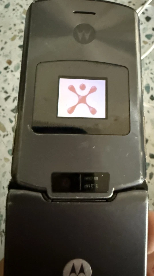 Motorola RAZOR  V3c Mobile Phones - Set of 3 Works Don’t Hold A Charge Va6 - Image 2 of 4