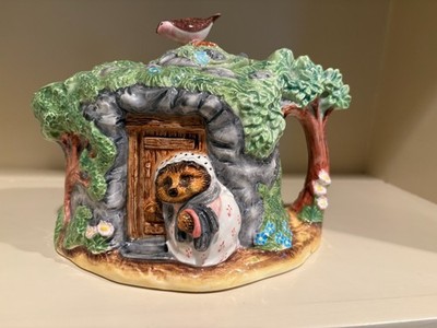 Beatrix Potter Teapot ''Mrs. Tiggy Winkle'' by Enesco