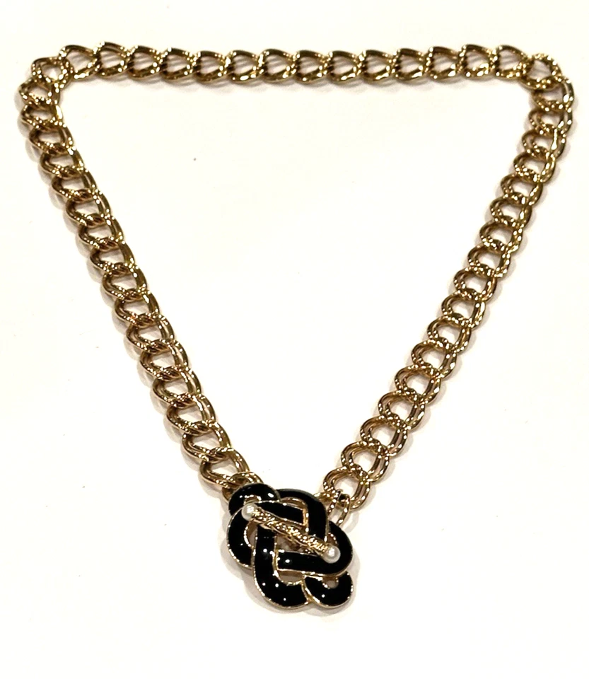 COLLAR TRIFARI ORO DOBLE ESLABÓN 19" ESMALTE NEGRO NUDO CELTA COLGANTE USADO EN EXCELENTE ESTADO Foto 3 de 4