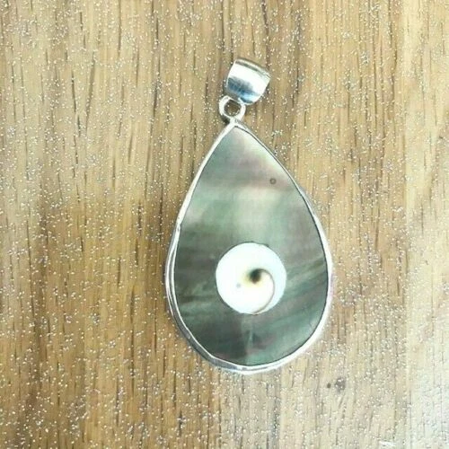 Colliers et pendentifs de pierre précieuse