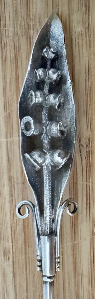 HERMOSO CUCHARÓN FIGURATIVO DE MADERA ESTERLINA Y HUGHES LIRIO DEL VALLE CREMA C. 1875 Foto 2 de 4