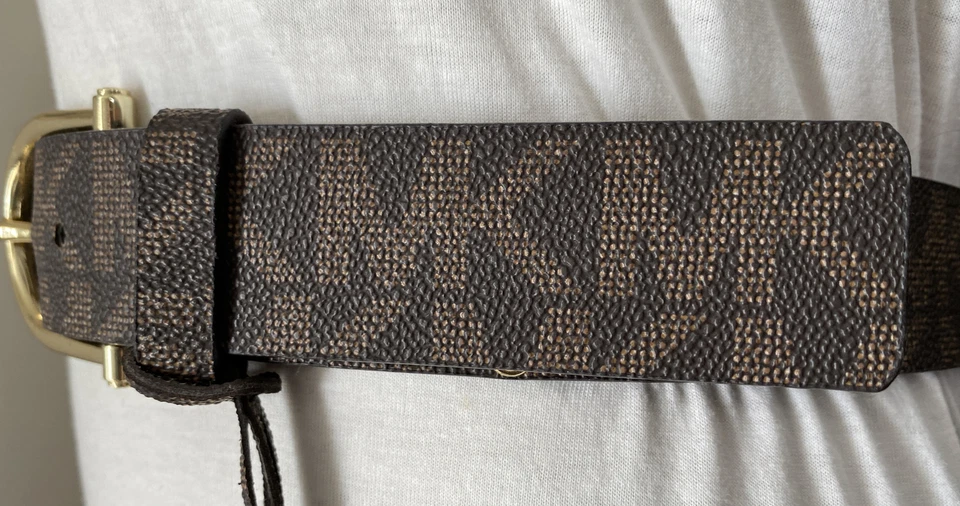 CINTURÓN MICHAEL KORS CHOCOLATE MK LOGO PLACA DE IDENTIFICACIÓN MK CON ENCANTO MK HEBILLA DORADA ¡GUAU! Foto 4 de 4