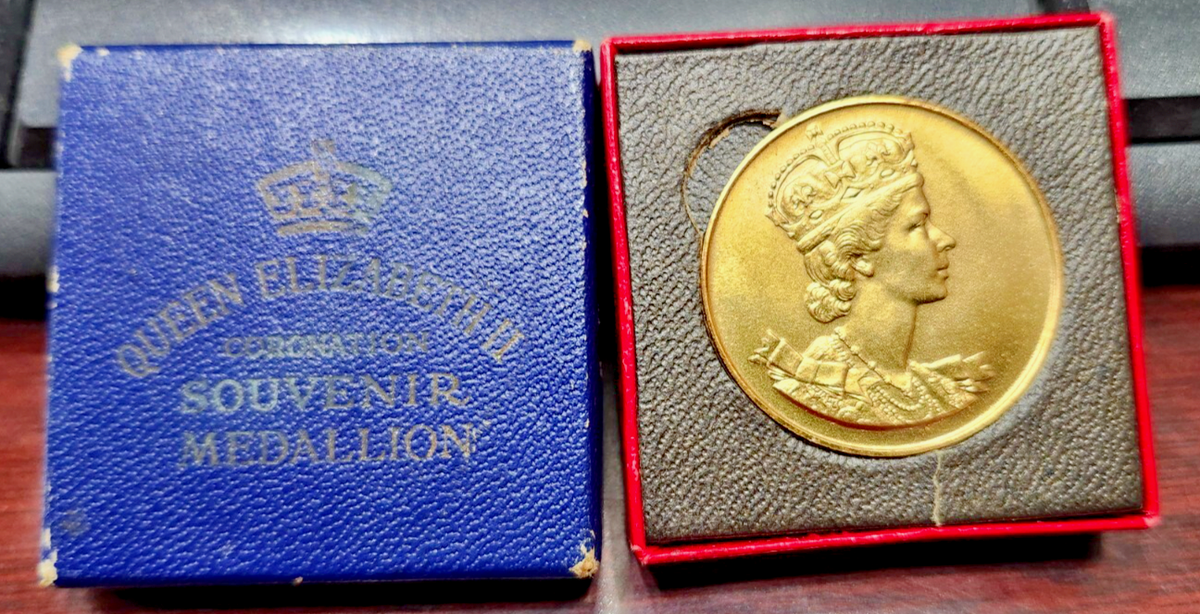 1953 Queen Elizabeth II Coronation Souvenir Medallion 