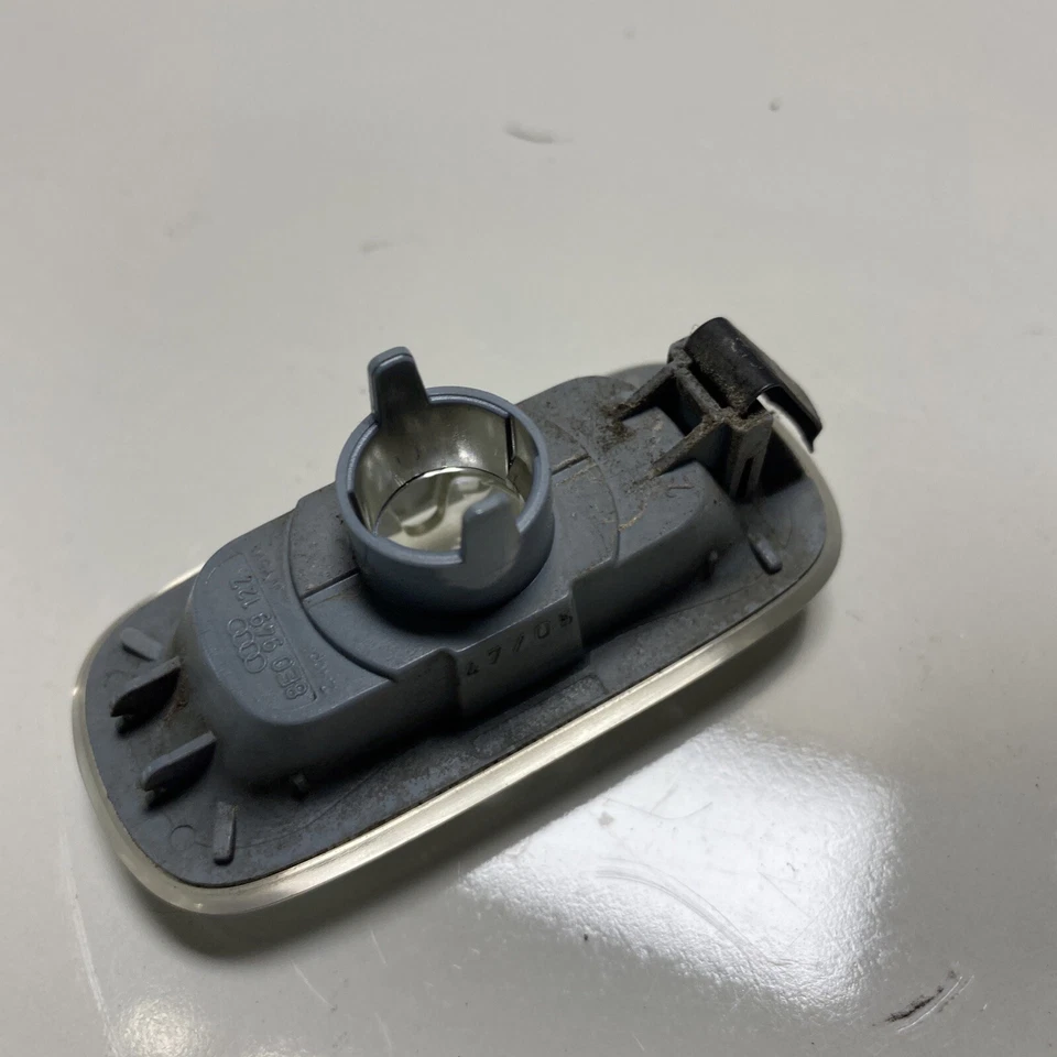 02-06 AUDI A4 QUATTRO FRONT RIGHT PASSENGER SIDE MARKER TURN LIGHT OEM - Image 4 of 4