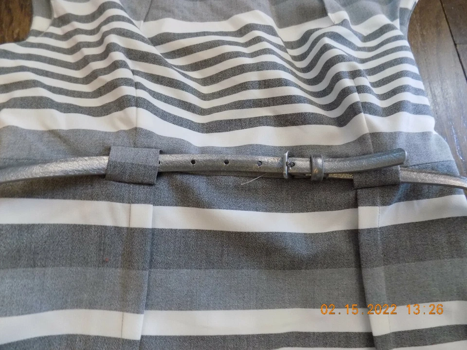 Vestido Dana Buchman Elegante Gris Blanco Rayas Metálico Ajustado Cinturón Dardo Usado en Excelente Condición 6 Foto 4 de 4