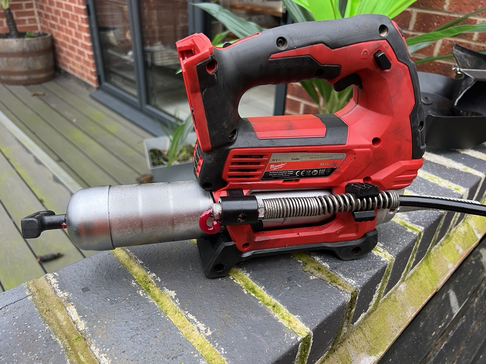 Milwaukee M18GG0 18V LiIon Cordless Grease Gun eBay