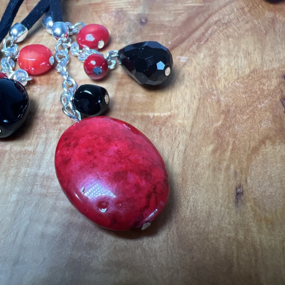 ¿Coral ROJO? Pendientes colgantes de cadena de cuero negro con cuentas Foto 3 de 4