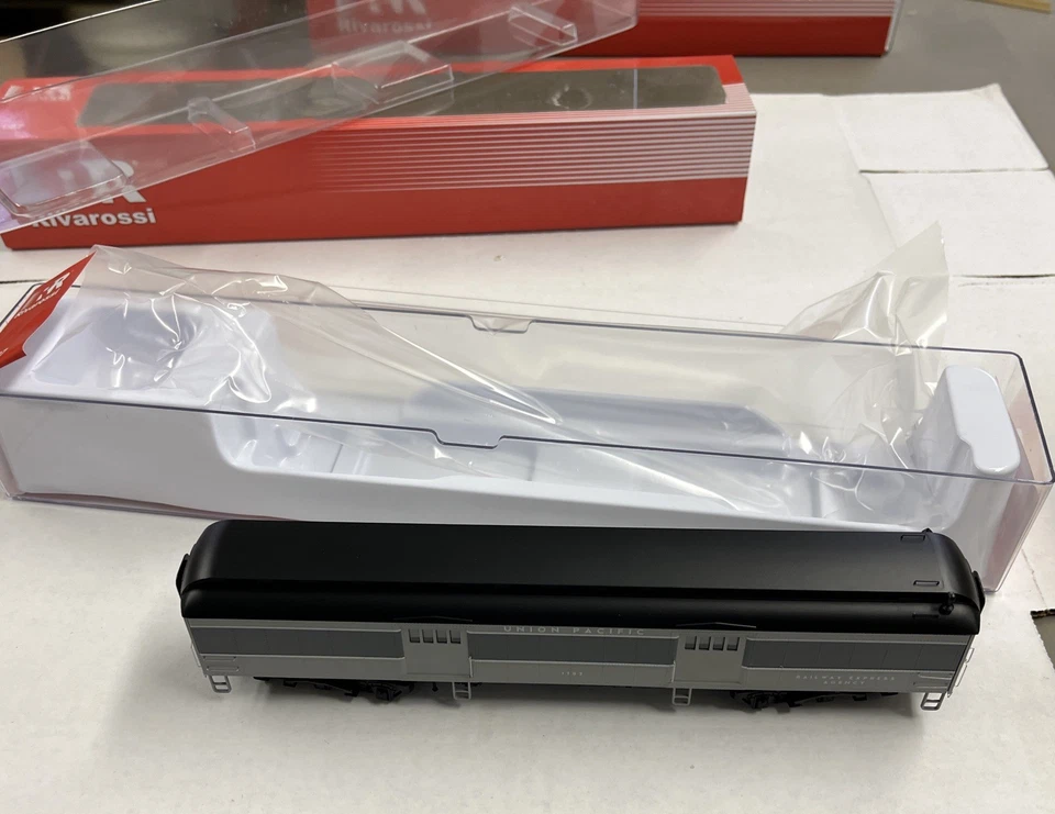 HO RIVAROSSI HR4197 60 FT BAGGAGE UNION PACIFIC # 1702 TWO TONE GRAY - Image 4 of 4