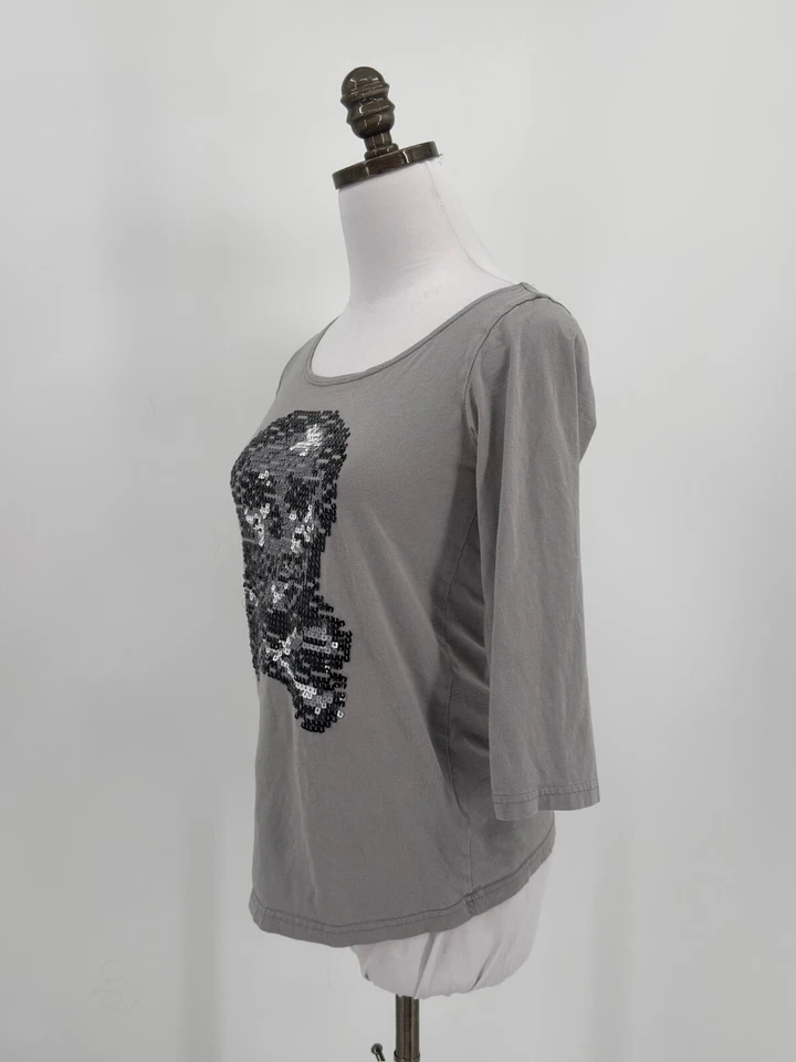 Top Betsey Johnson Mujer Gris Tejido Lentejuelas Calavera Manga 3/4 Talla S Foto 2 de 4