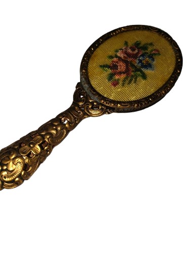 Vintage Hand Reise Kosmetikspiegel Messing durchbohrt mit Stickerei Rückseite - Bild 2 von 9