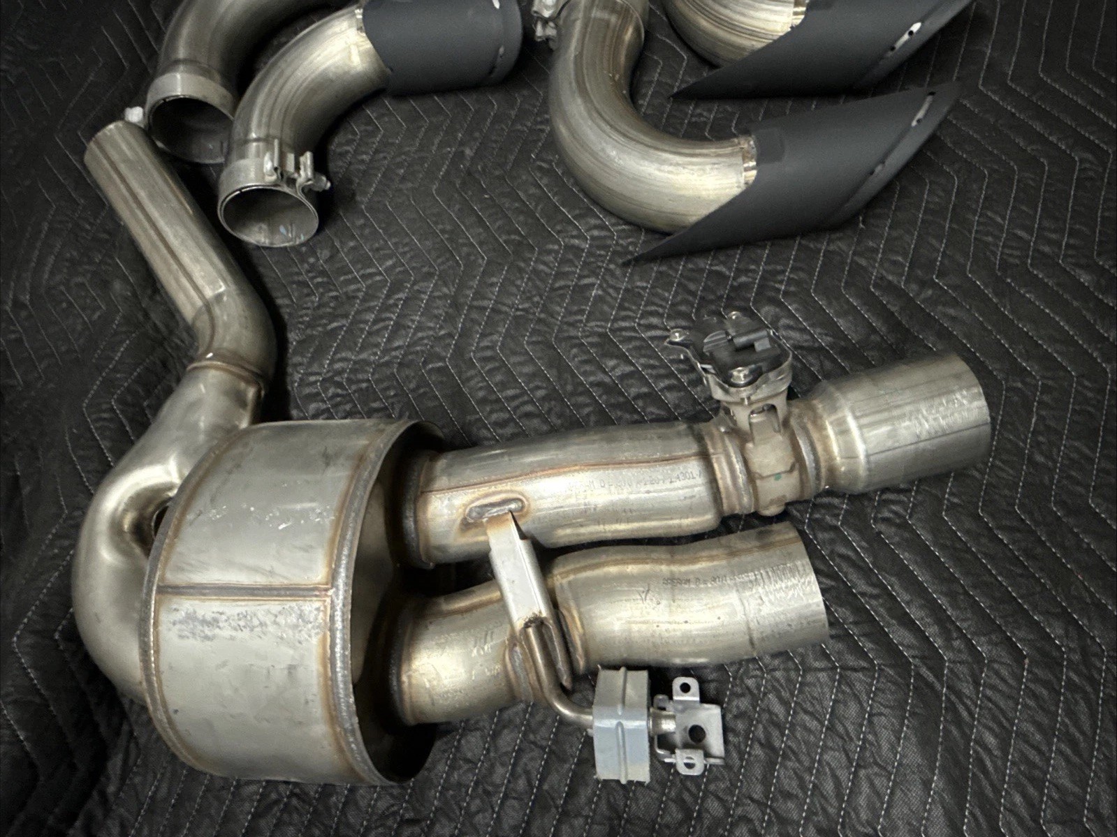 25 Lamborghini Urus Hybrid muffler Exhaust system With Tips Phev OEM 4ML253609A