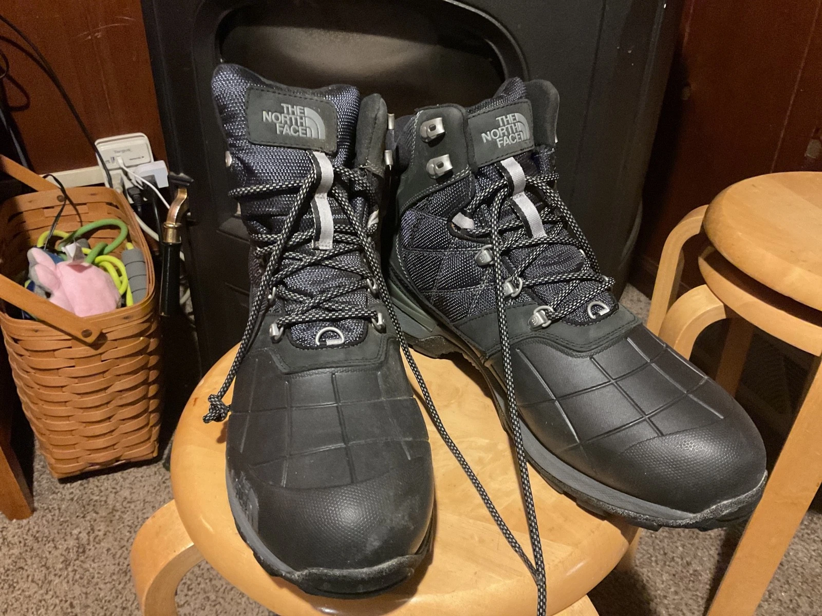 New in Box The North Face Snowsquall mid-height, waterproof, insulated MENS 13M.
Opens in a new wind