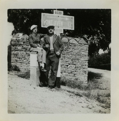 OLD PHOTO - VINTAGE SNAPSHOT - BRITTANY BRIDGE AVEN PANEL FUNNY COUPLE-SIGN
