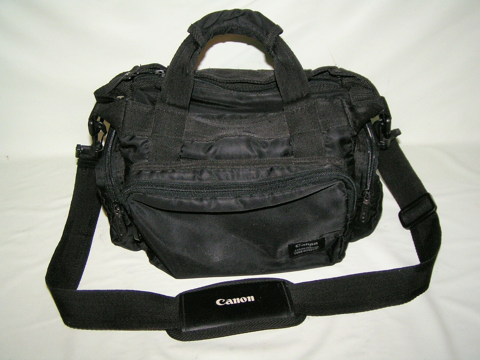 CANON VIXIA HG21 HD 120GB HDD / SDHC/SD  Camcorder with Remote, Adapter & Case