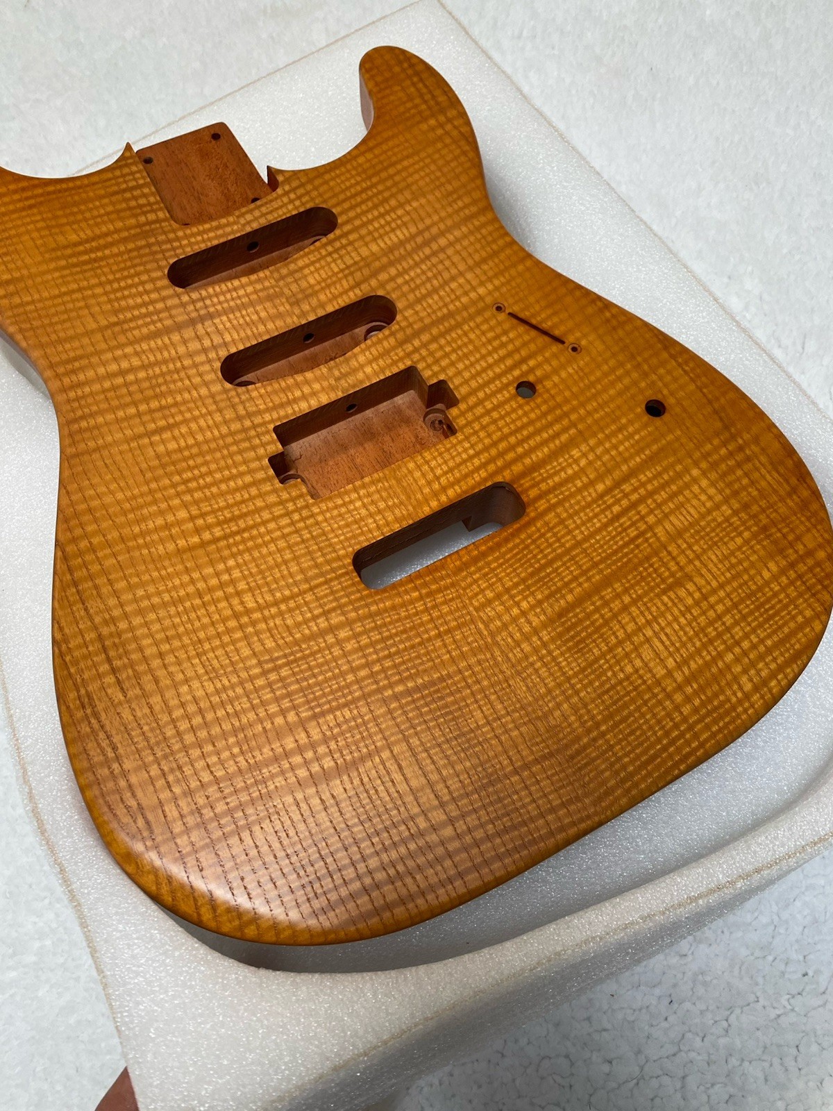 AAAAA New mahogany electric guitar body and satin flame maple thickened cover