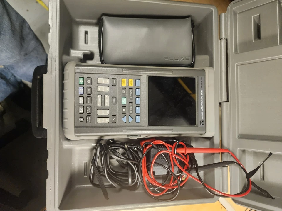Osciloscopio portátil Fluke 105B Scopemeter serie II 100 MHz con estuche Foto 2 de 2