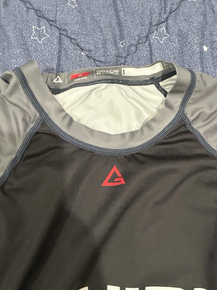 Camisa negra gris Gracie Barra Equipe Jiu Jitsu protector contra erupciones adulto niño niña talla AM Foto 3 de 4