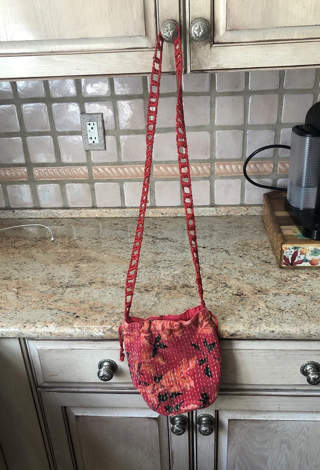 Free People 红色天鹅绒月亮斜挎包串珠钩针刺绣线新品 — 第 3/4 张图片