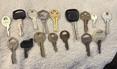 16 antique estate lot of  metal keys that fit locks , cars, house or padlock,VTG