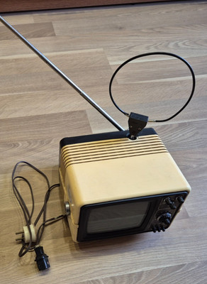 Rare Vintage Silelis 405D Portable TV / USSR UNTESTED