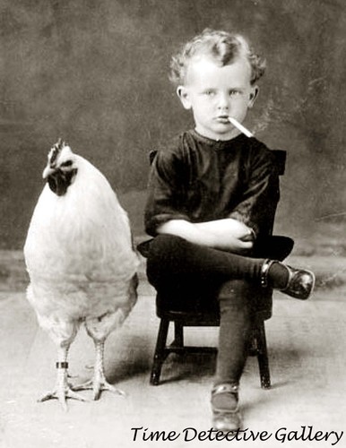 Taza de café/té personalizada - Niño fumando un cigarrillo con un pollo - Imagen 2 de 2