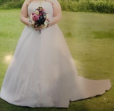 Elegant White Wedding Dress - Worn Once, Excellent Condition