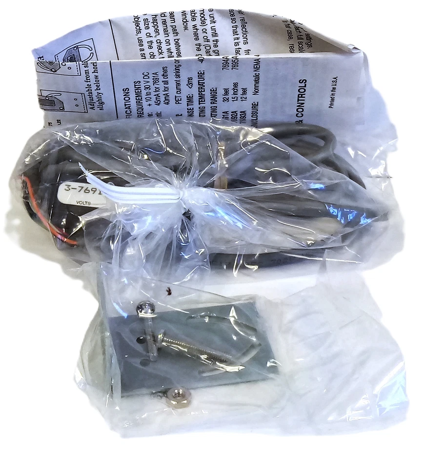 ATC 3-7691ARL04DSXX 10-30VDC Photoelectric Proximity Sensor w/ Mounting Bracket - Image 2 of 4